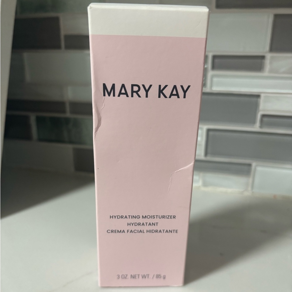 Mary Kay Hydrating Moisturizer in Pink and White